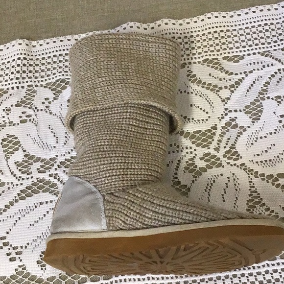 UGG knitted boots with 3 wooden buttons, cream/tan with grey heel - Picture 9 of 16